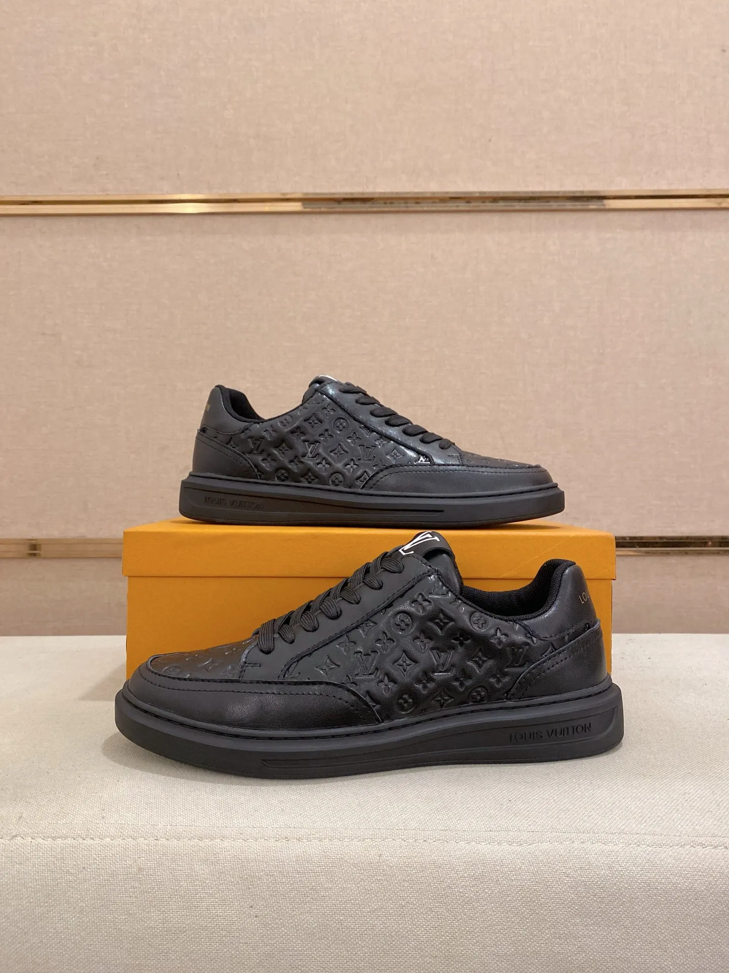 Men's shoes💰:420💰🇮🇹🇮🇹LV Louis Vuitton. The latest trendy casual shoes are popular in physical stores in sizes 38-44. New spring and summer comfortable imported custom original cowhide, unique jacquard fabric element design. Paired with sheepskin lining, Lv original bottom, [taiyang][taiyang] high-end packaging and high quality💪Details determine the quality, you can enter and leave the counter at will, welcome to compare🇮🇹